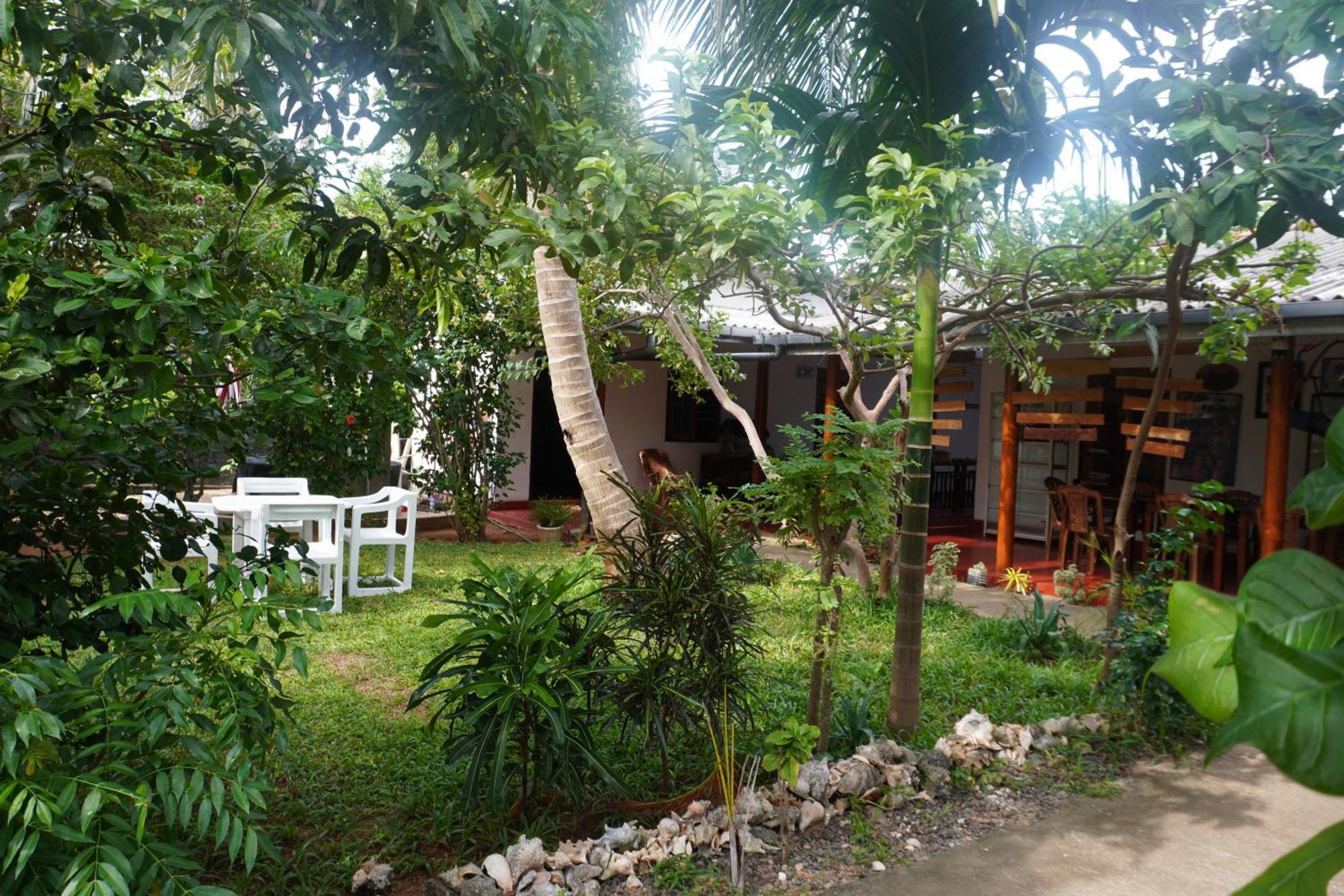 Vibushan Guest House Nilaveli Esterno foto